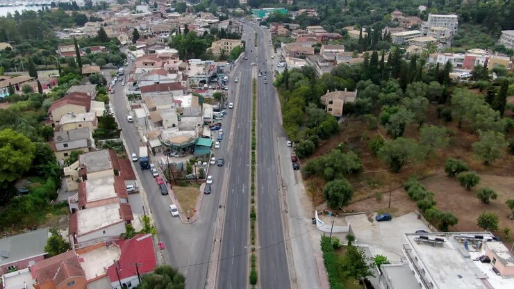 vista drone del traffico nell'isola di corfù