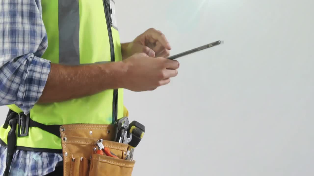 animación del procesamiento de datos sobre ingeniero caucásico usando una tableta.