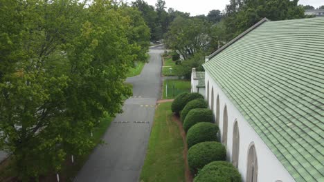 iglesia blanca en winston salem con techo verde