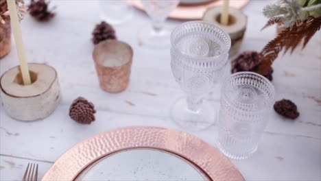 mesa de boda romántica en medio de la montaña