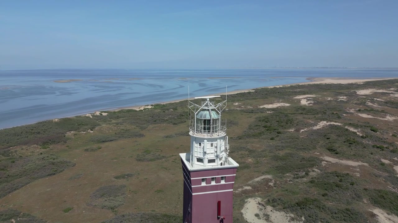 Drone che sorvola il faro di Westhoofd, una caratteristica torre quadrata con una casa della lanterna bianca in cima nei Paesi Bassi