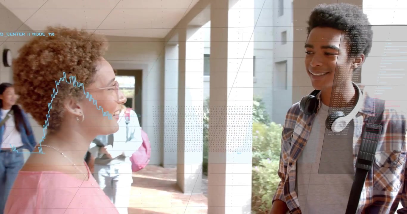 Twee studenten lopen over een pad, vrouw tikt op tablet en deelt geanimeerde educatieve notities rond een headset.
