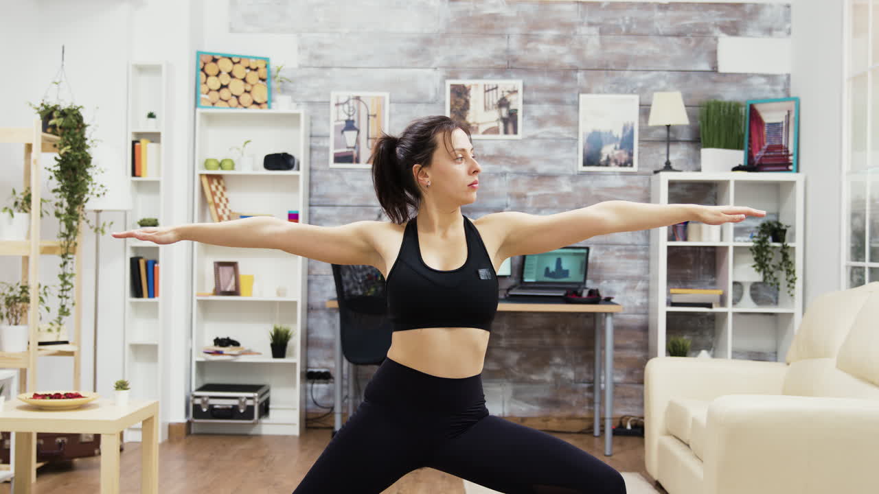 mujer practicando yoga en casa