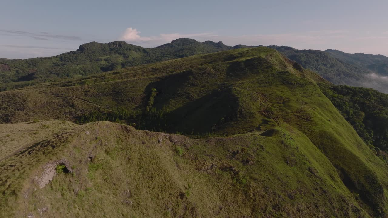 avión no tripulado vuela sobre el paisaje de las montañas del campo en panamá durante el amanecer, el cráter del valle de antón