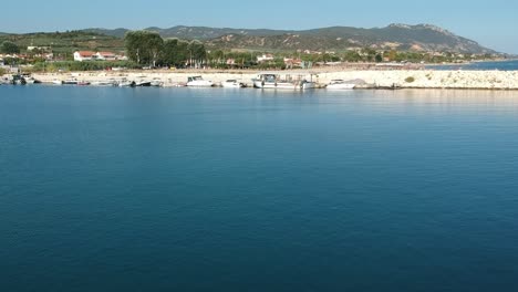 Toma-Aérea-De-Drones-De-Un-Rompeolas-En-Un-Día-Soleado-Con-Vistas-Al-Océano-Mediterráneo-En-Kavala-Grecia