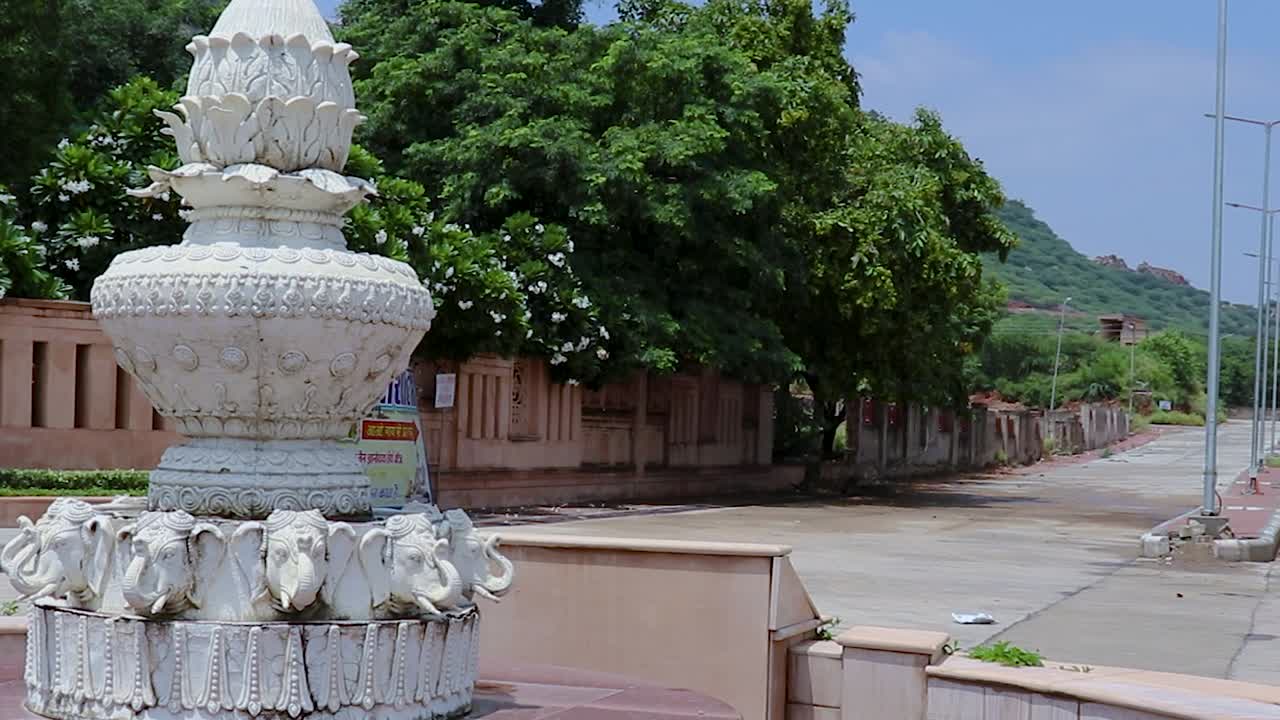 artístico templo de mármol blanco jainista pilar sagrado con cielo azul brillante por la mañana desde un ángulo único el video se toma en shri digamber jain gyanoday tirth kshetra, nareli, ajmer, rajasthan, india