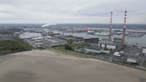 estación generadora poolbeg en el puerto de dublín en dublín, irlanda