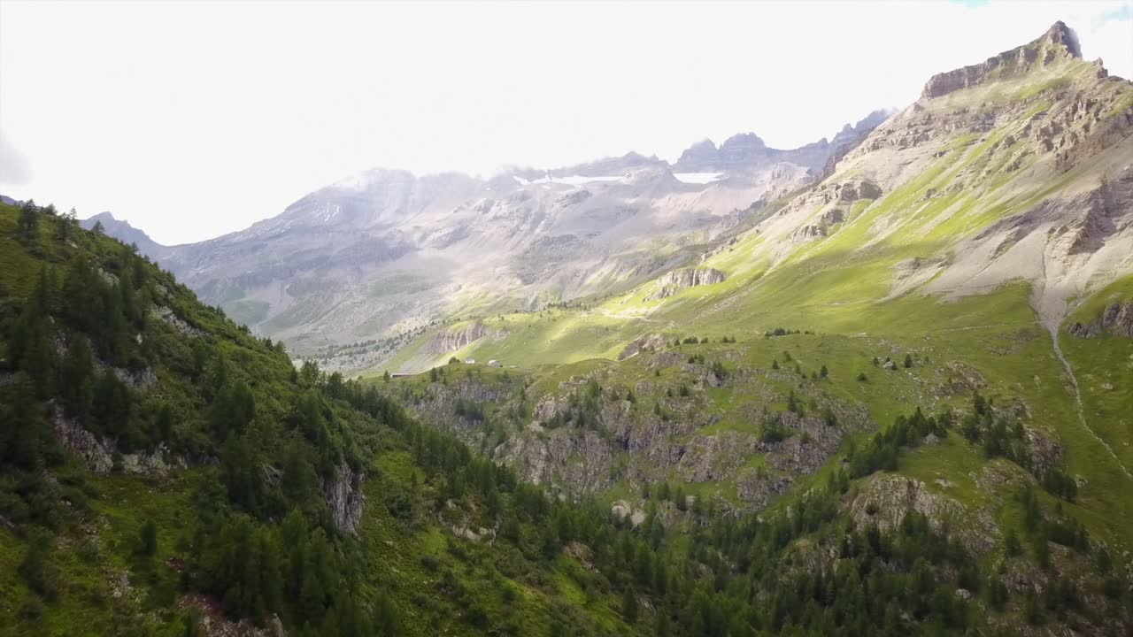 Pohled na údolí ve švýcarských Alpách, skalnaté hory, jedlový les.