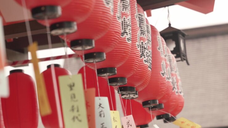 Lanterne di carta Chochin rosse a Fushimi Inari Taisha a Kyoto, Giappone.