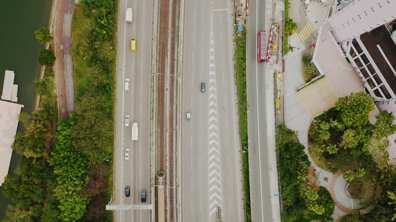 홍콩 고속도로의 공중 상단 아래로 자동차가 아스팔트 도로에서 빠르게 운전, 피크 시간 개념 중국 도시