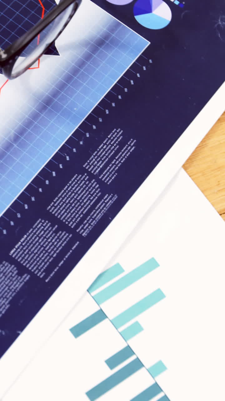 mano de hombre preparando un gráfico en el bloc de notas