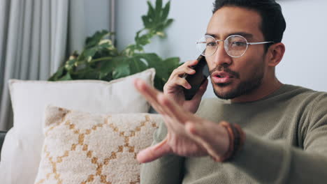 cliente enojado hablando por teléfono mientras está en el sofá