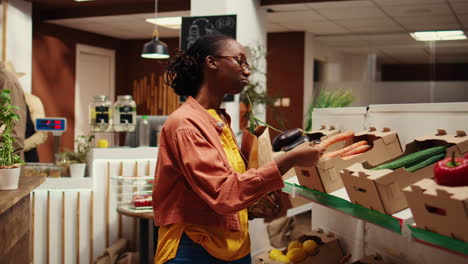 mujer vegana tomando verduras cultivadas localmente de cajas