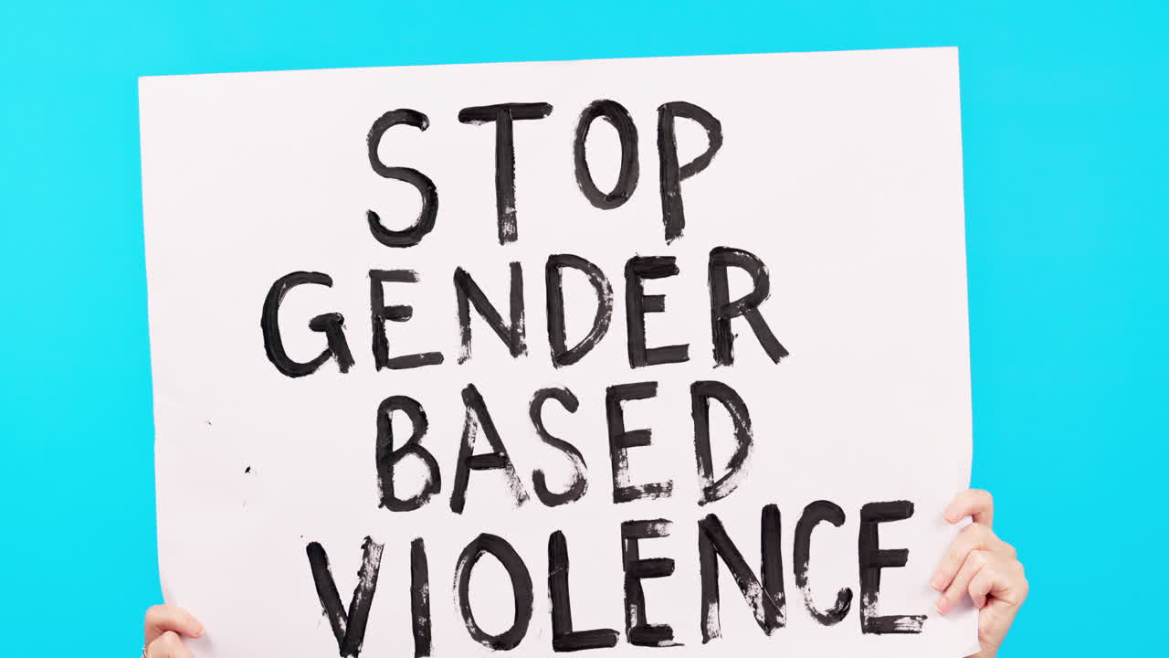 manos, protesta y cartel de papel en el estudio para detener