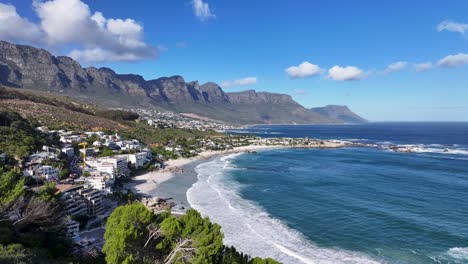 camps bay beach en la ciudad de cabo en el cabo occidental de sudáfrica