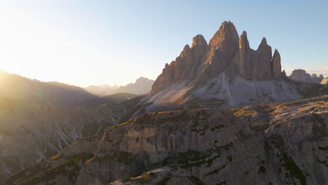 Drei-Zinnen-Südtirol-Sonnendurchflutete-Berglandschaft-Luftbild-über-Atemberaubend-Leuchtendem-Sonnenaufgangspanorama