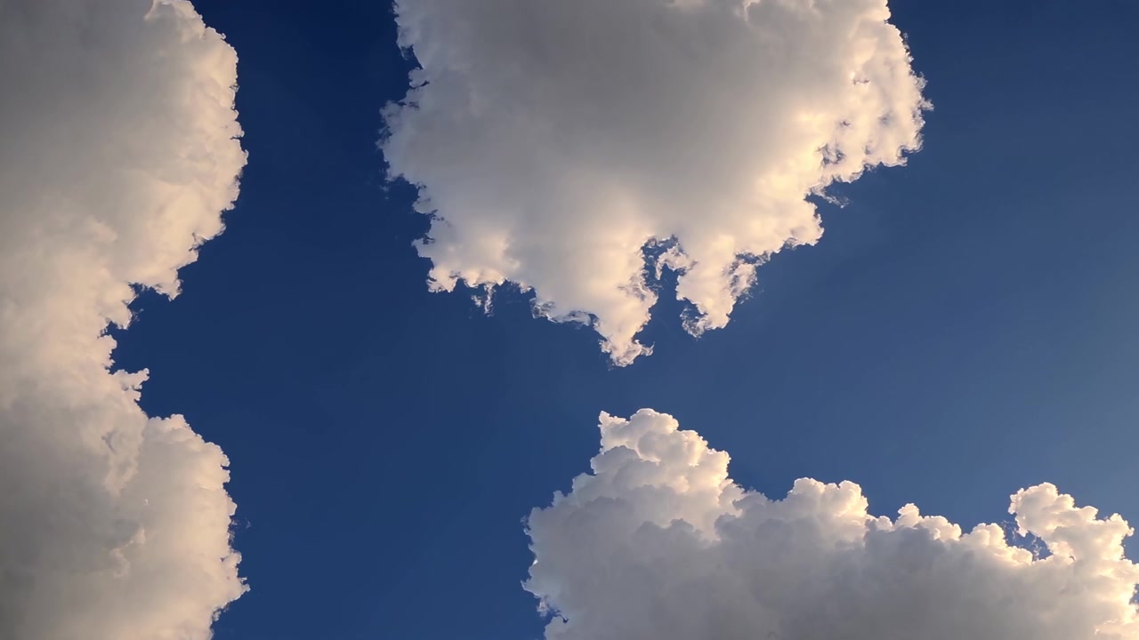 Nuvole cumulo bianche che fluttuano in un cielo blu intenso