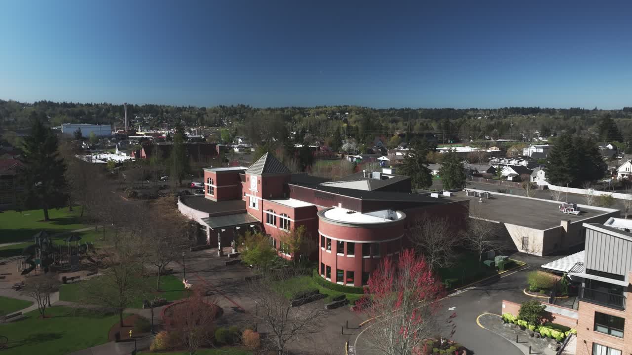 Architectonisch gebouw van de openbare bibliotheek van Puyallup in Puyallup, Washington, Verenigde Staten. Luchtopname met drone