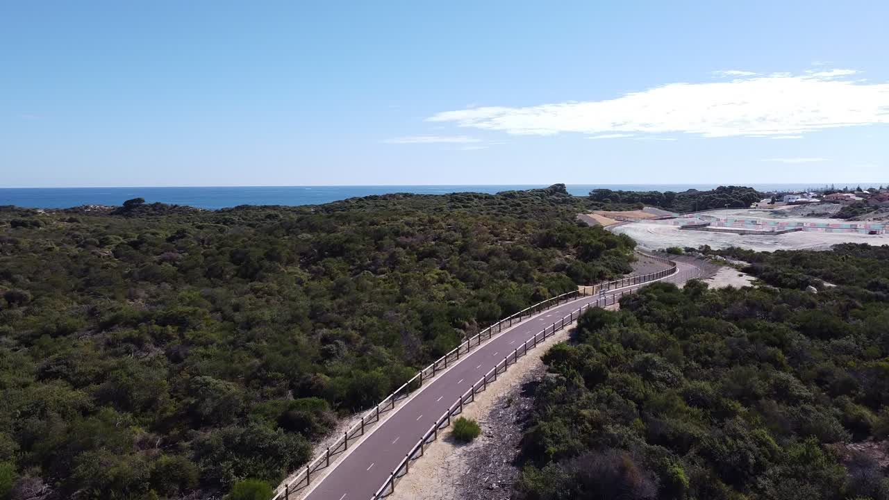 바다와 함께 모래 언덕을 통과하는 공중 비행 해안 사이클 경로