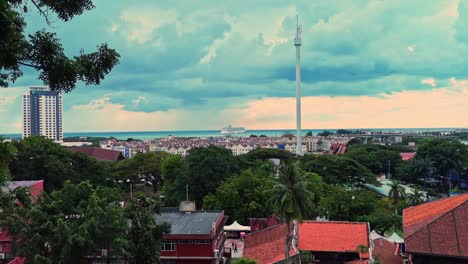 Die-Schöne-Und-Friedliche-Stadt,-Die-An-Einem-Sonnigen-Tag-In-Malaysia-Aus-Herrlichen-Bäumen-Und-Einzigartigen-Gebäuden-Besteht---Luftaufnahme