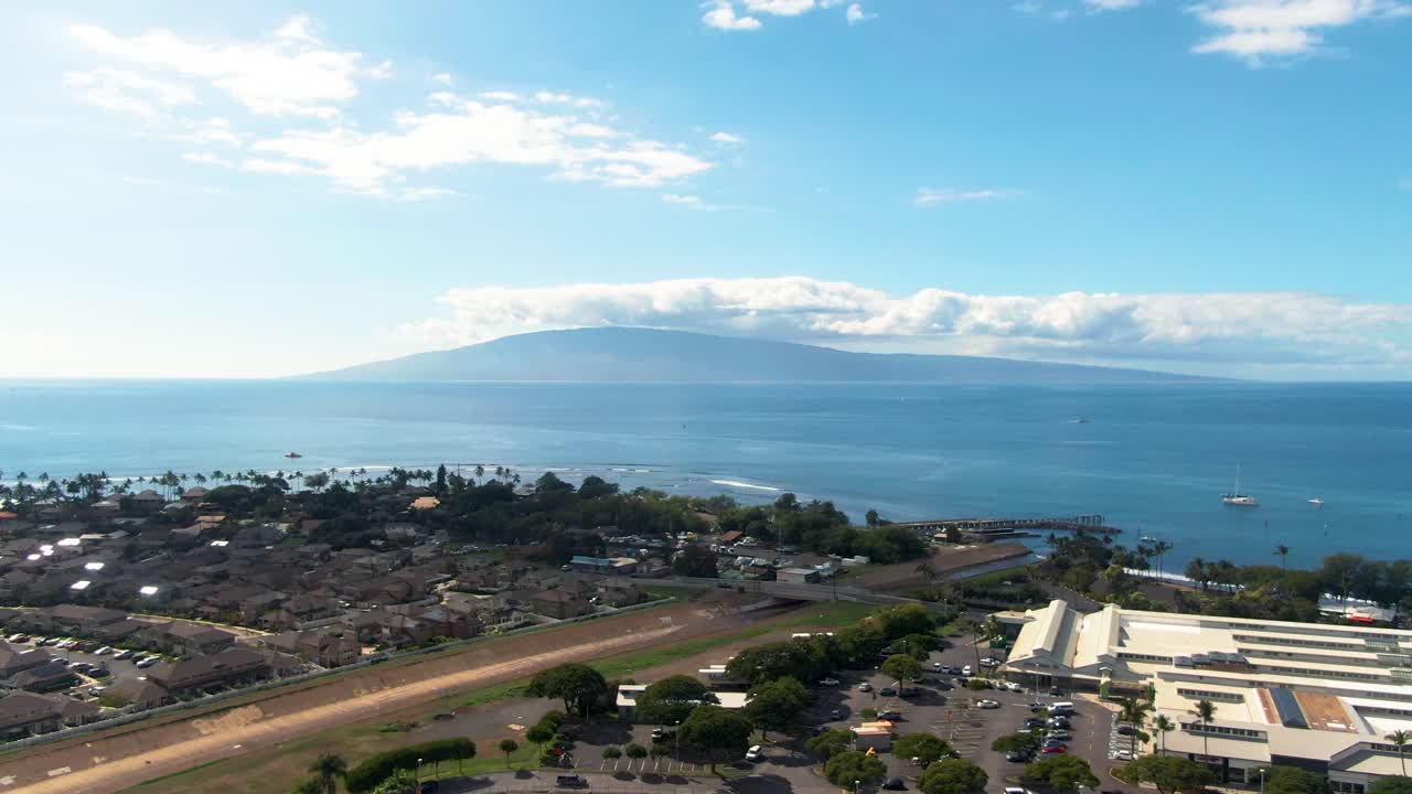 La cittadina e l'isola di Lahaina con nuvole all'orizzonte, vista aerea in discesa