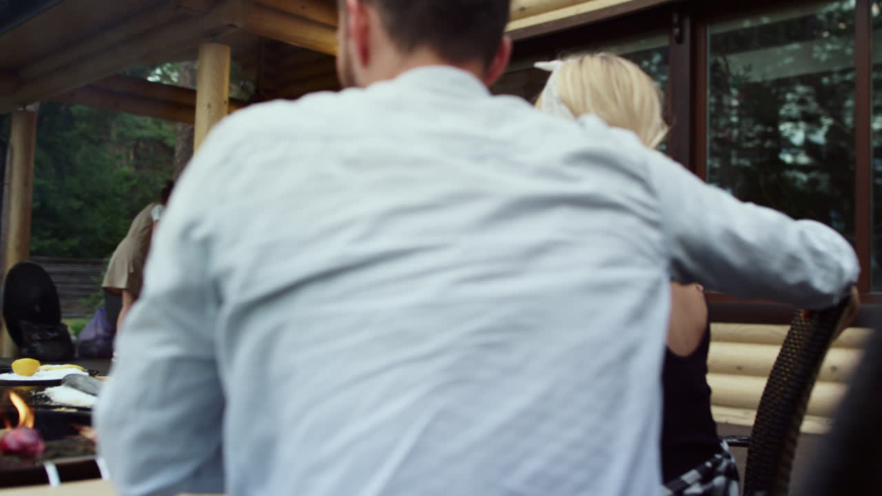 웃는 친구 들 이 밖 에서 대화 하고 있다. 친절 한 남자 들 이 함께 시간을 보내고 있다