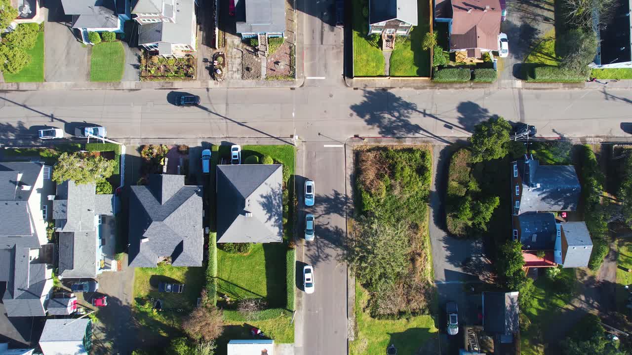 4.000 ojos de pájaros aéreos a la deriva sobre casas en la playa de oregon