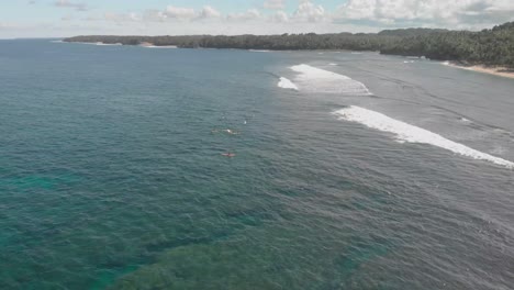 Vista-Aérea-De-Drones-De-Surfistas-Esperando-La-Ola-Perfecta-En-La-Isla-Paradisíaca-De-Siargao-En-Filipinas