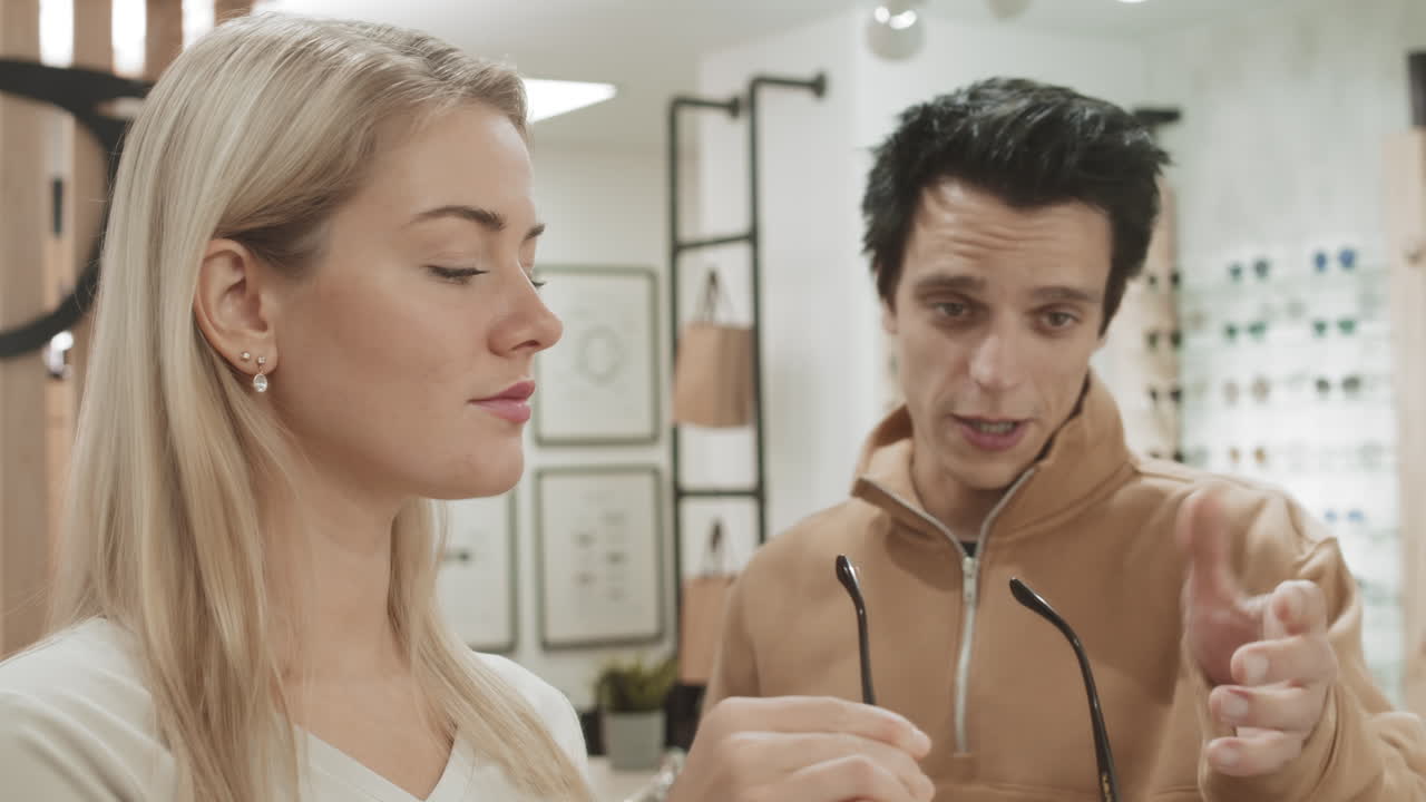 optometrista ayudando al cliente a elegir gafas