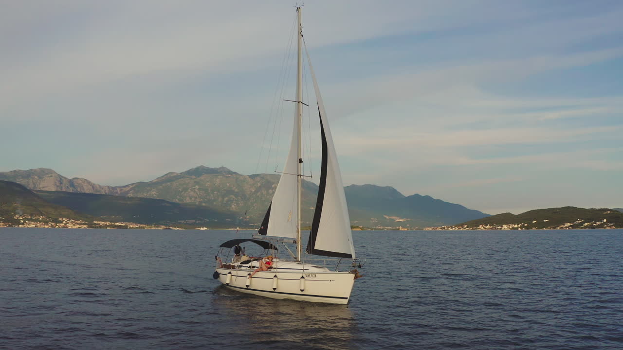 Yacht a vela in mare