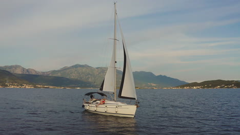 yate de vela en el mar