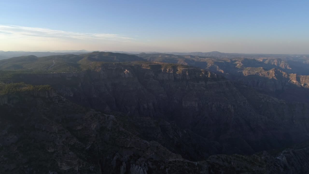 toma aérea del épico cañón urique al atardecer en divisadero, región del cañón del cobre, chihuahua