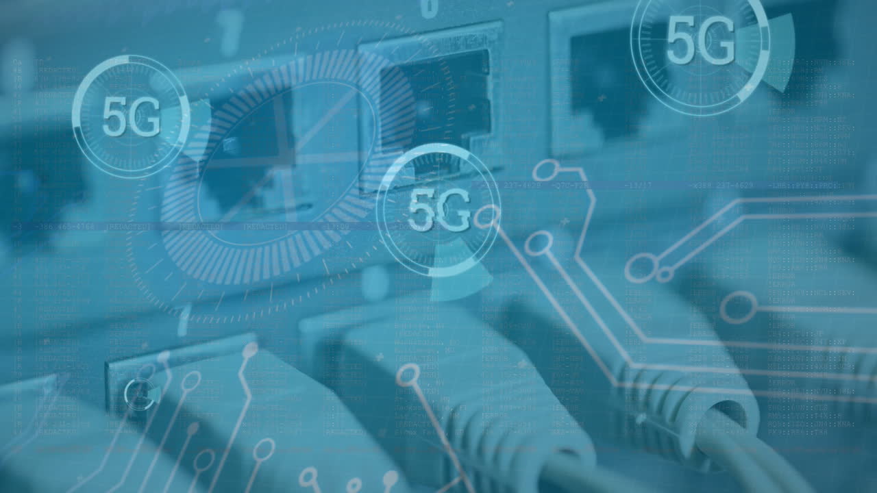 animación de banners de texto 5g y conexiones de microprocesador contra el primer plano de un servidor de computadora