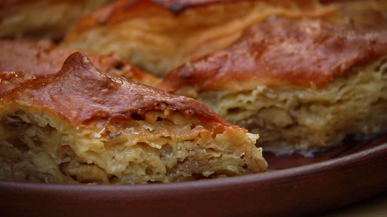 Close-up de baklava caseira no prato.
