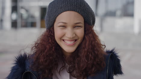 Retrato-Linda-Joven-Mujer-De-Raza-Mixta-Riéndose-Disfrutando-De-Un-Exitoso-Estilo-De-Vida-Urbano-Feliz-Estudiante-Emocionada-En-El-Campus-Universitario-En-Cámara-Lenta-De-La-Ciudad