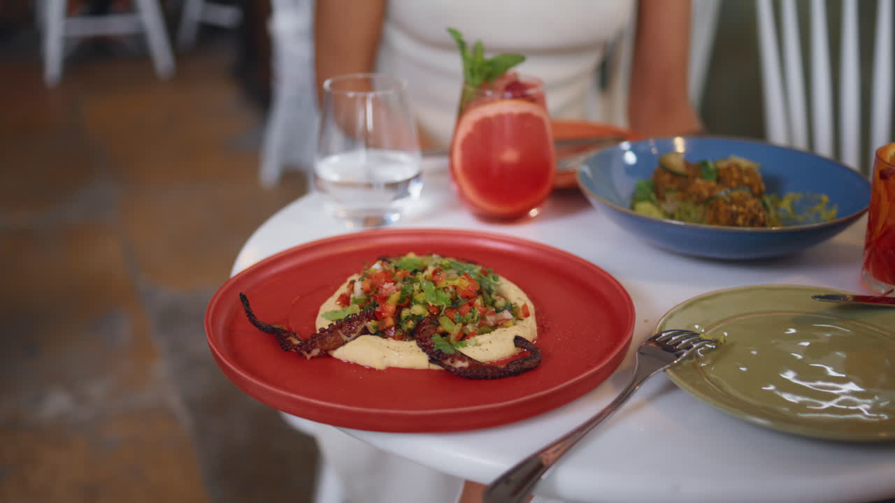 값비싼 카페에서 잔을 들고 있는 여자. 험무스를 즐기는 여자