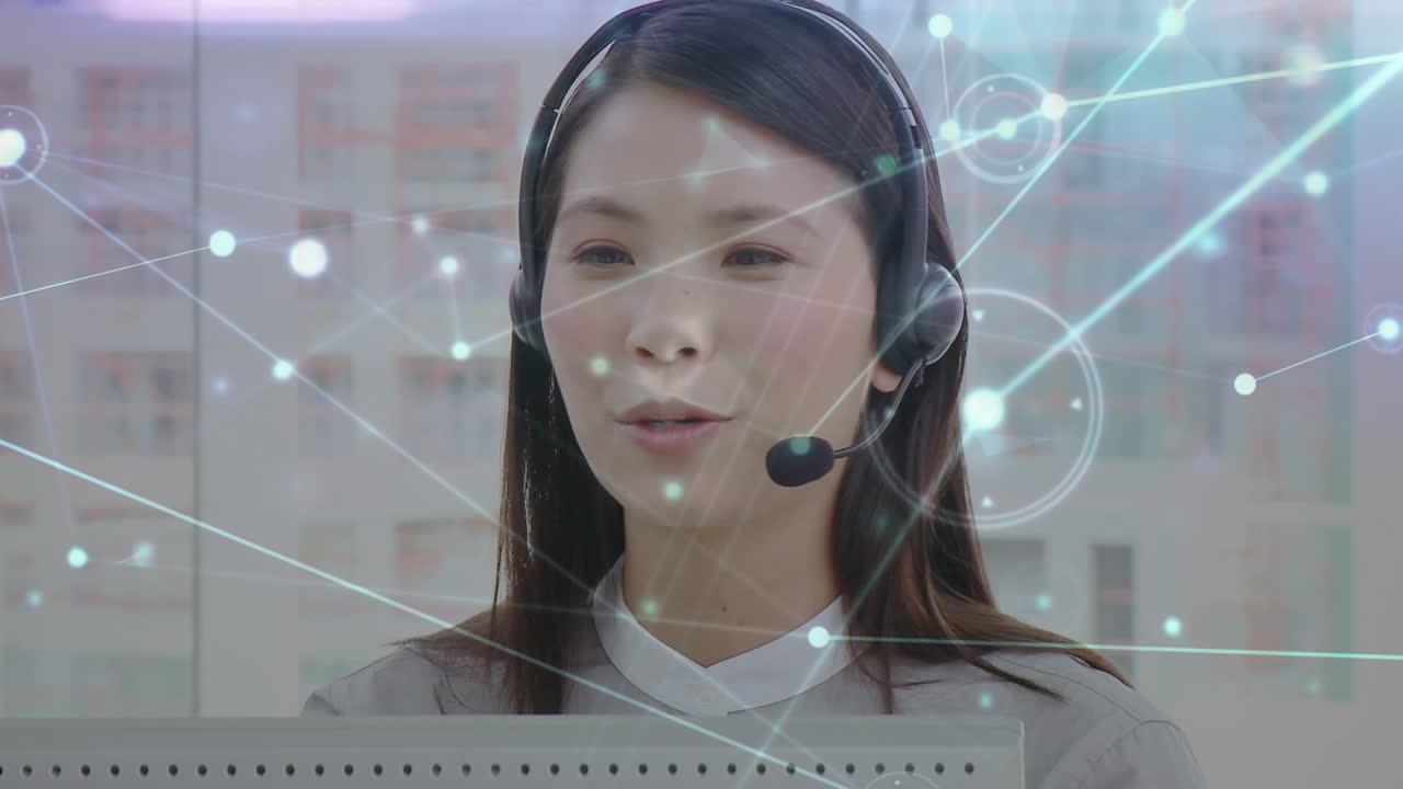 전화 헤드 ⁇ 을 사용하는 사업가 여성에 대한 연결 네트워크의 애니메이션