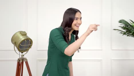 mujer india llamando a alguien desde afuera
