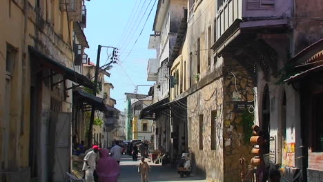 Coches-Conducen-Por-Una-Calle-De-La-Ciudad