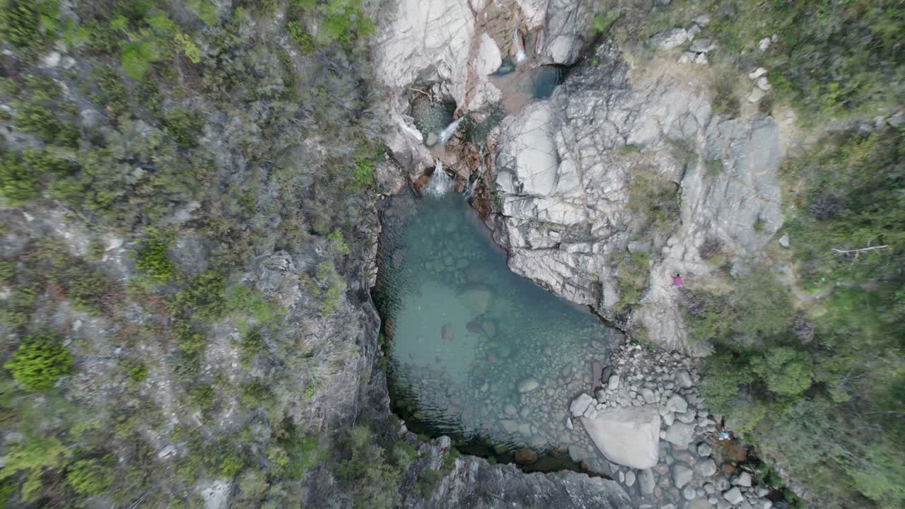 toma cenital ascendente del estanque de la corriente de agua en una zona montañosa rocosa en el parque nacional de geres en portugal