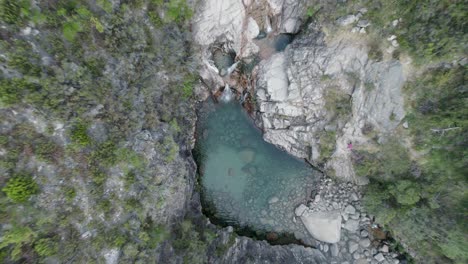 Toma-Cenital-Ascendente-Del-Estanque-De-La-Corriente-De-Agua-En-Una-Zona-Montañosa-Rocosa-En-El-Parque-Nacional-De-Geres-En-Portugal