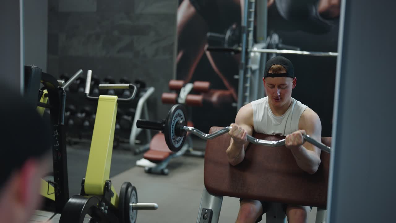 카우카시안 남성 앉아있는 바벨 비셉스 컬러 운동, 거울 반사