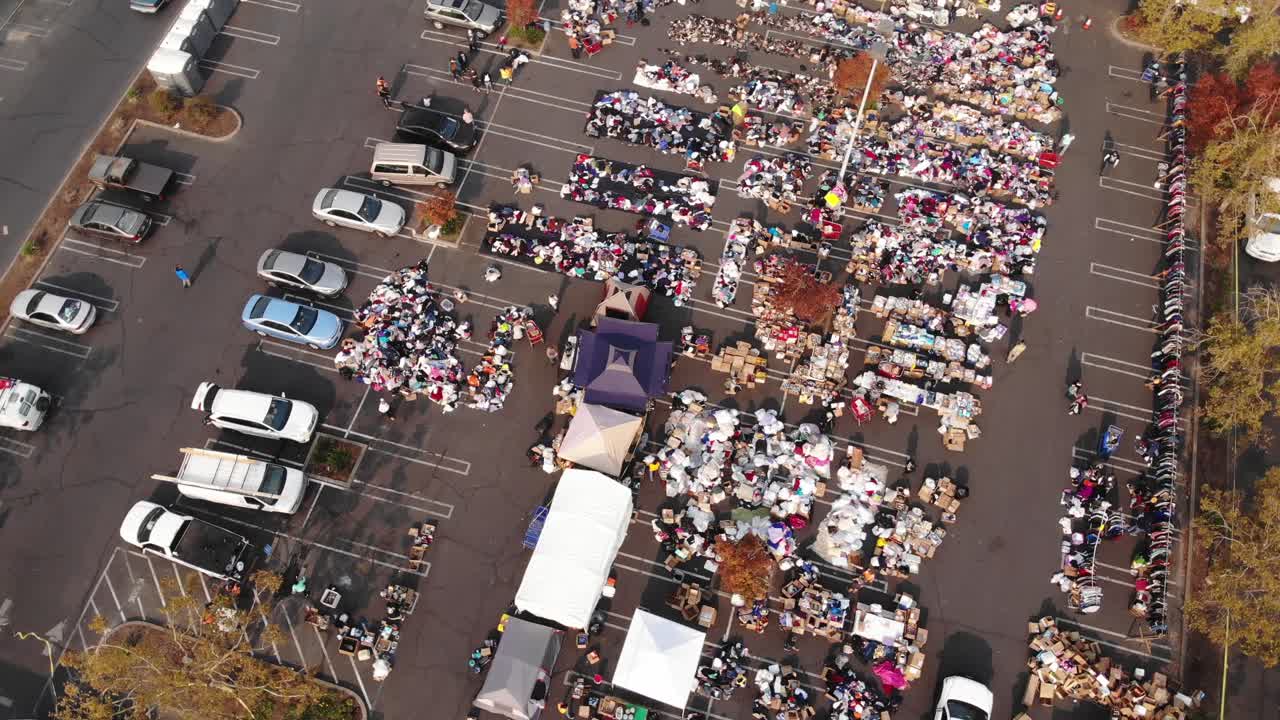 캘리포니아의 캠프파이어 피난민을 위한 주차장 배급 센터의 공중 하향식 패닝