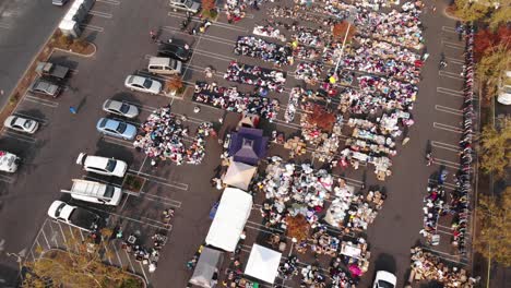 panorámica aérea de arriba hacia abajo del centro de distribución del estacionamiento para los evacuados del incendio del campamento en california