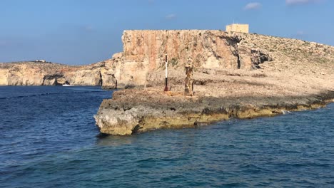 科米諾島 (malta) 位於馬耳他南部,是地中海地區最受遊客歡迎的旅遊目的地