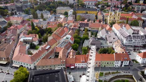 En-Eger,-En-La-Plaza-Gárdonyi-Géza,-Podemos-Ver-El-Panorama-Del-Centro-Histórico-De-La-Ciudad-Desde-Una-Altura-De-30-Metros-En-El-Observatorio-De-La-Rueda-De-La-Fortuna-En-La-Ciudad-De-Eger