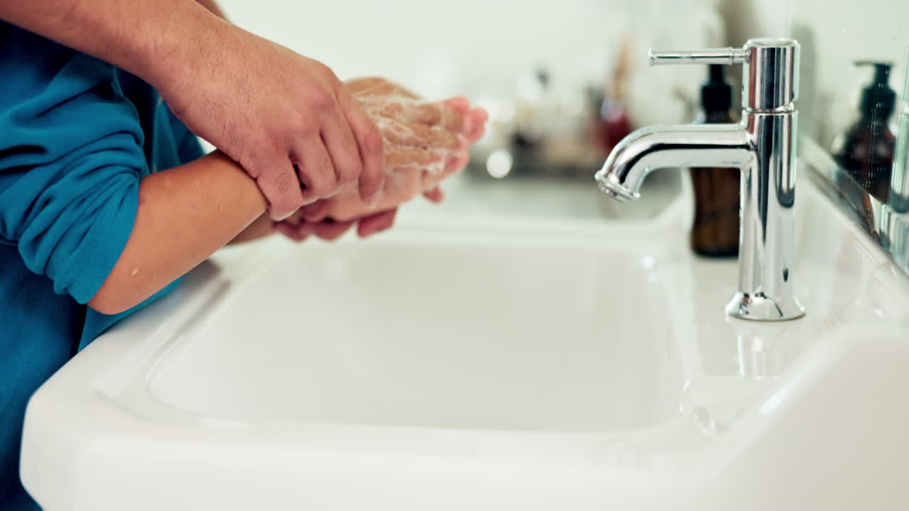 Mani, lavaggio e genitori che aiutano il bambino