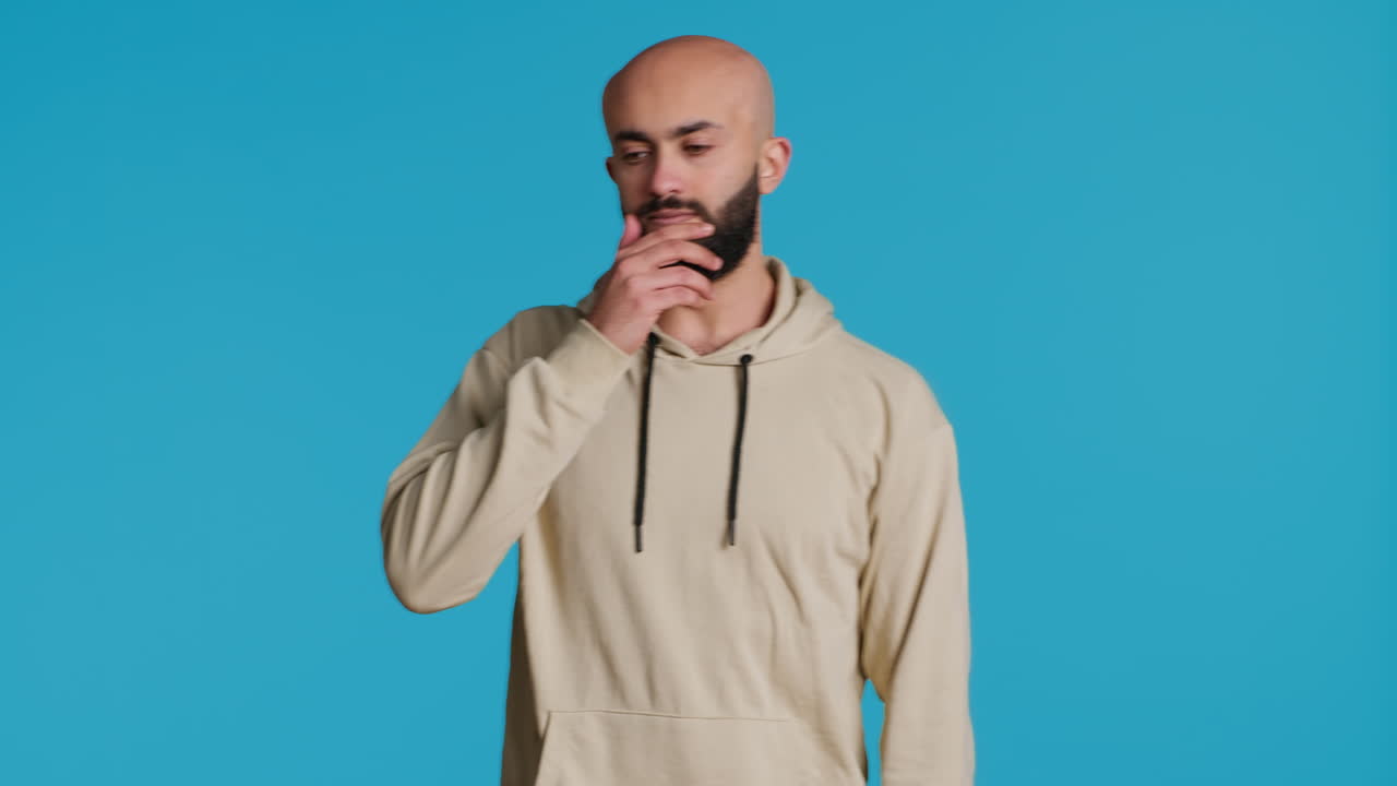 중동의 남자가 스튜디오에서 피곤하고 는 느낌을 받습니다.