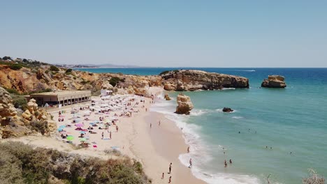 Con-Vistas-A-La-Playa-De-Albufeira-Y-Acantilados-En-Un-Hermoso-Día-De-Verano,-Portugal,-Amplio