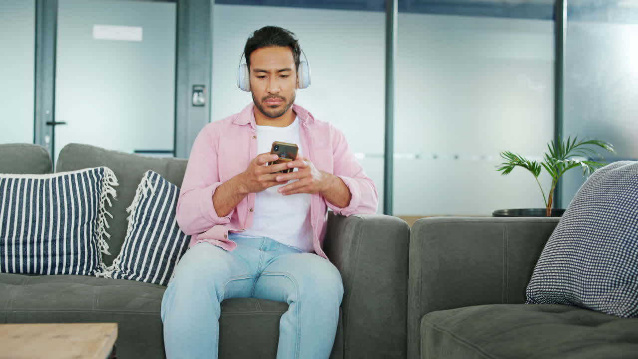 사무실에서 여성, 문서 및 태블릿